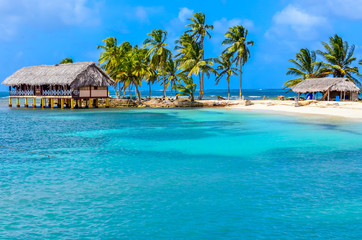 Wall Mural - Beautiful lonely beach in caribbean San Blas island, Kuna Yala, Panama. Turquoise tropical Sea, paradise travel destination, Central America