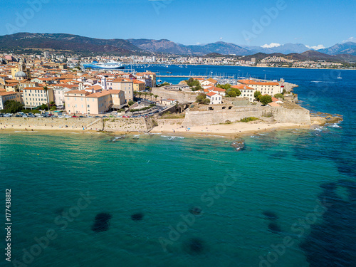 Zdjęcie XXL Widok z lotu ptaka Ajaccio, Corsica, Francja. Obszar portu i centrum miasta widziane z morza. Łodzie portowe i domy