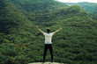 © josemanuelerre - Retrato de hombre joven de espaldas frente a un frondoso verde bosque en la colina de una montaña. El retratado se sitúa en una gran roca observando toda la naturaleza frente a él.