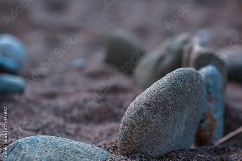 Plakat kamienie w piasku