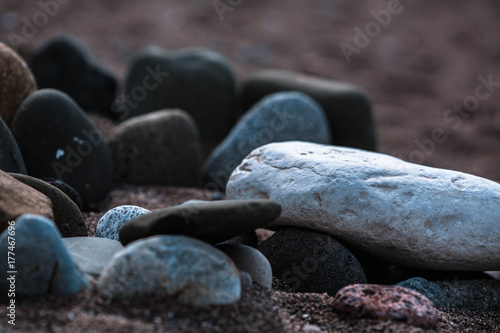 Plakat kamienie w piasku