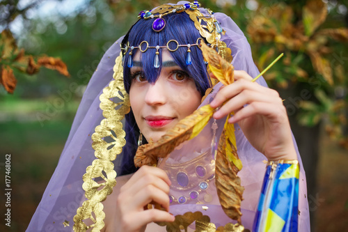 Zdjęcie XXL Piękna dziewczyna w oryginalnym garniturze, cosplay postać w jesiennym parku. Festiwal anime