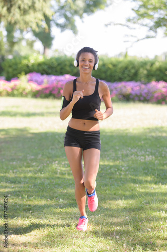 Plakat piękna kobieta sportowy jogging na świeżym powietrzu