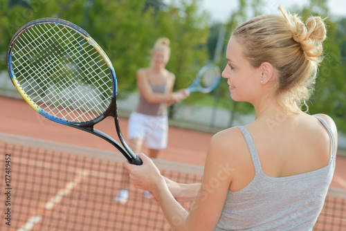 Plakat kobiety grające w tenisa