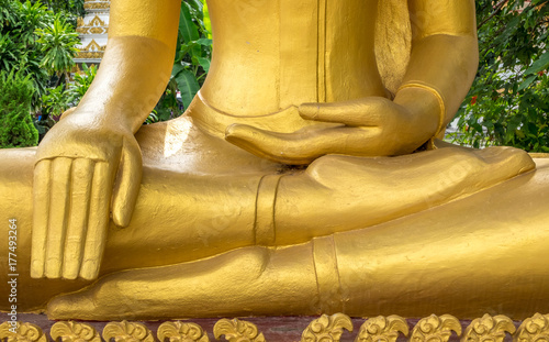 Plakat Złota statua przy Buddyjską świątynią w Vientiane Laos