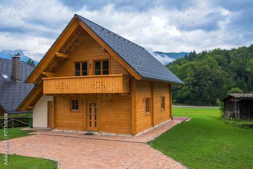 Fotografía Typical traditional Alpine cottage cabin