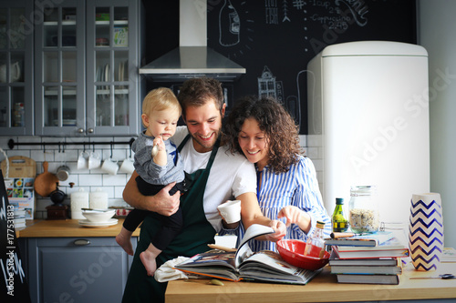 Plakat Młoda rodzina przygotowuje obiad w kuchni