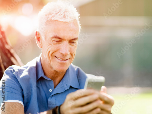 Zdjęcie XXL LoMature mężczyzna outdoors używa telefon komórkowego