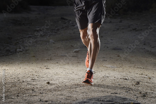 Zdjęcie XXL sport człowiek z zgrywanie lekkoatletycznego i mięśni nóg zjechanie z drogi w bieganie trening treningowy na wsi w tle jesień