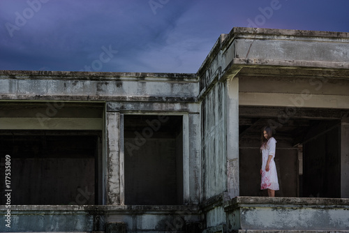 Zdjęcie XXL Morderstwo zombie ducha kobieta z krwawe stać na opuszczonym budynku