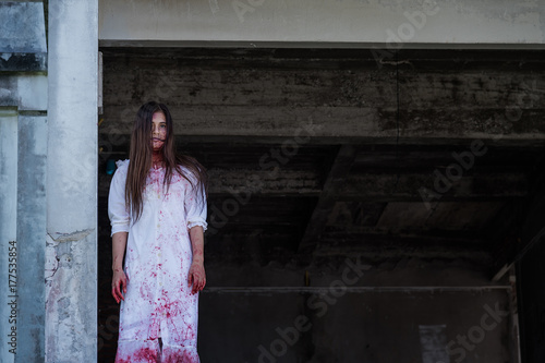 Plakat Morderstwo zombie ducha kobieta z krwawe stać na opuszczonym budynku