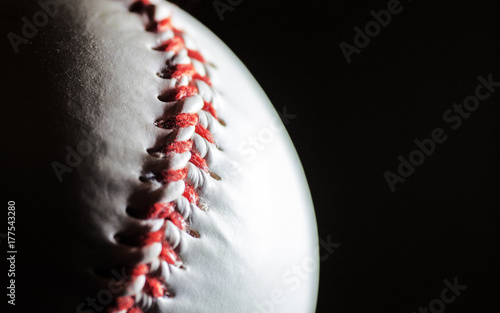 Zdjęcie XXL baseball na czarnym tle w makro, wolna przestrzeń