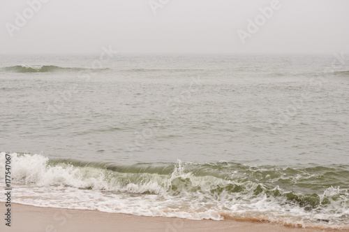 Fotografie, Obraz Nordseeküste an einem kalten, windigen und regnerischen Herbsttag mit grauem Him
