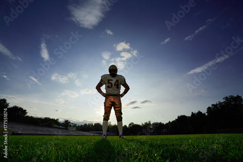 Zdjęcie XXL Amerykański piłkarz jest na polu w ekwipunku.