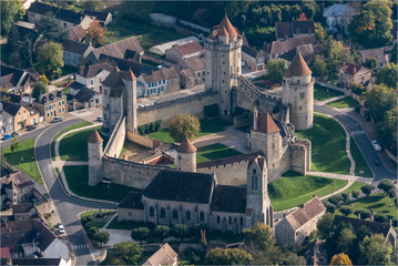 Vue aérienne du château de Blandy-les-Tours à l'est de Paris