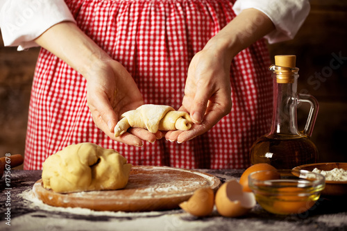 Zdjęcie XXL Robić ciastu żeńskie ręki przy piekarnią