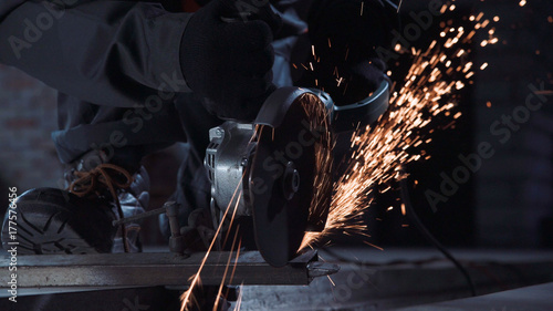 Obraz na płótnie Szlifierka kątowa produkująca iskry podczas cięcia metalu