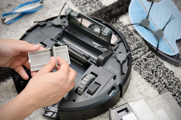 Robotic vacuum cleaner maintenance