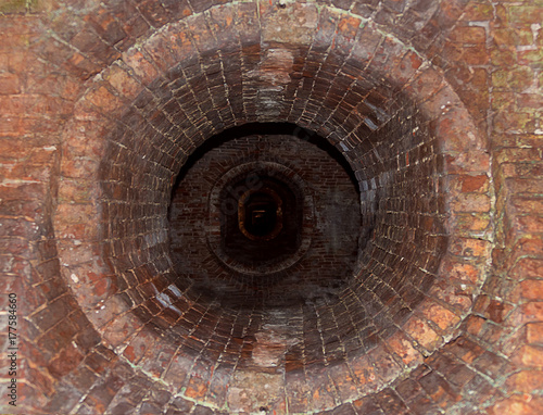 Zdjęcie XXL Ciemny długi korytarz wyłożony cegłami starego przejścia w sieć tuneli