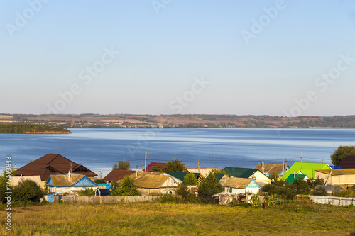 Zdjęcie XXL Mała osada na brzegu dużego pięknego jeziora.