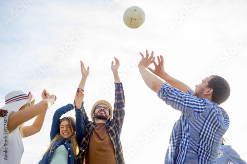 Zdjęcie XXL Przyjaciele grają w siatkówkę
