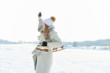 Wall Mural - Winkende Frau mit Schlittschuhen im Winter