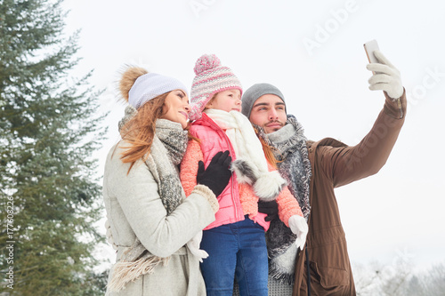 Plakat Ojciec sprawia, że ​​selfie rodziny w zimie