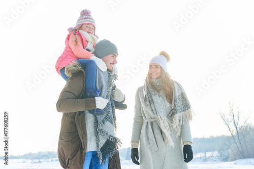 Plakat Rodzina na zimowe wakacje idzie na spacer