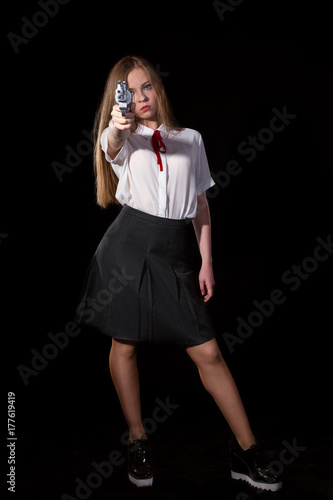 Plakat Postać cosplay, dziewczyna w surowym garniturze z pistoletem w dłoniach. Przyniósł rękę i dąży do strzału