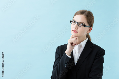 眼鏡をかけた外国人女性 ブルーバックイメージ Stock Photo Adobe Stock 眼鏡をかけた外国人女性 ブルーバックイメージ Stock Photo Adobe Stock