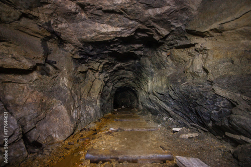Zdjęcie XXL Stary zaniechany podziemny kruszec mikowy kopalnianego dyszla tunel