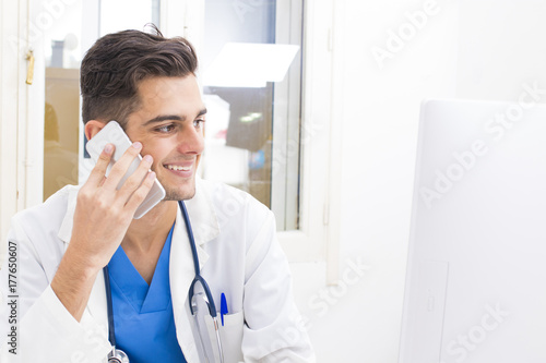 Plakat lekarz uśmiechając się z telefonu komórkowego
