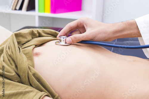 Zdjęcie XXL Ręka lekarza słuchanie pacjenta ze stetoskopem