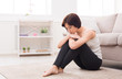 © Prostock-studio - Upset girl sitting on the floor