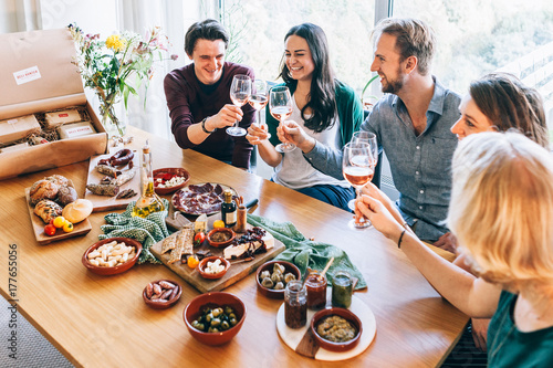 Zdjęcie XXL przyjaciele relaksują się i rozmawiają z winem, gotowi do jedzenia i kieliszek wina