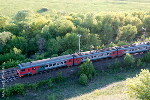 Zdjęcie XXL Elektryczny zespół trakcyjny ED9M prądu przemiennego między stacjami Kopanishche i Krupennikovo, dystrykt Liski, region Woroneż, Federacja Rosyjska