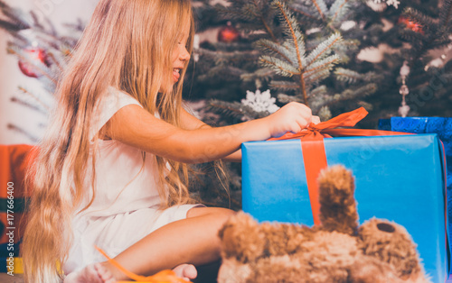 Plakat Dziecko z prezentami na Boże Narodzenie