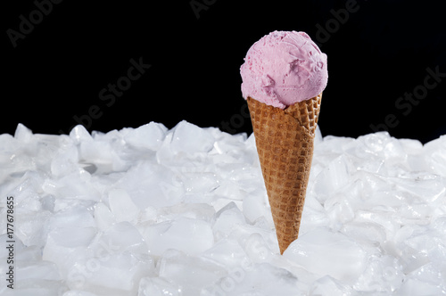 Zdjęcie XXL lody na lodzie na czarnym