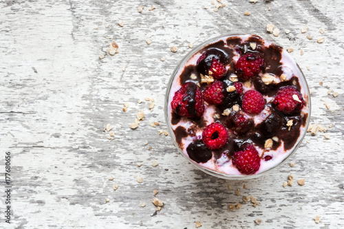 Zdjęcie XXL deser jogurt malinowy ze świeżymi jagodami, czekoladą i muesli