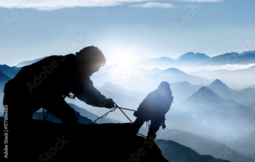 Fotografía Hilfe beim Aufstieg - Bergsteiger auf einem Gipfel im Hochgebirge