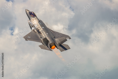 Obraz Dibond Lockheed Martin F-35 Lightning II z międzynarodowego lotniska Stewart podczas New York Airshow.