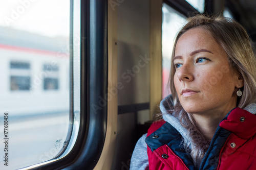 Plakat Młoda kobieta podróżuje pociągiem