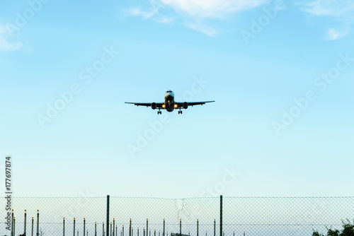 Plakat niebieski odrzutowiec biznes lądowania na lotnisku