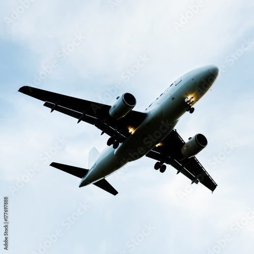 Plakat niebieski odrzutowiec biznes lądowania na lotnisku