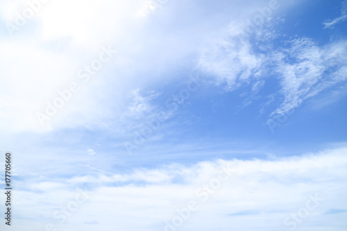 Plakat Wyczyść błękitne niebo z chmurą