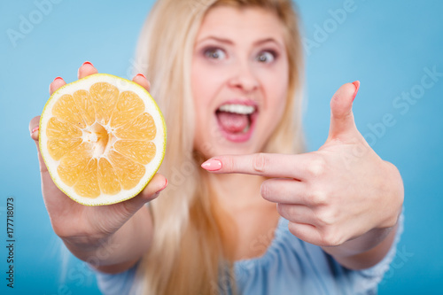 Zdjęcie XXL Kobieta wskazuje na grapefruitowej cytrus owoc