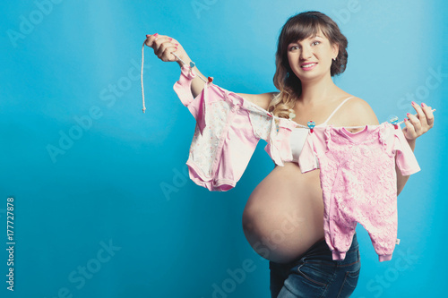 Zdjęcie XXL kobieta w ciąży z ubraniami dla dzieci