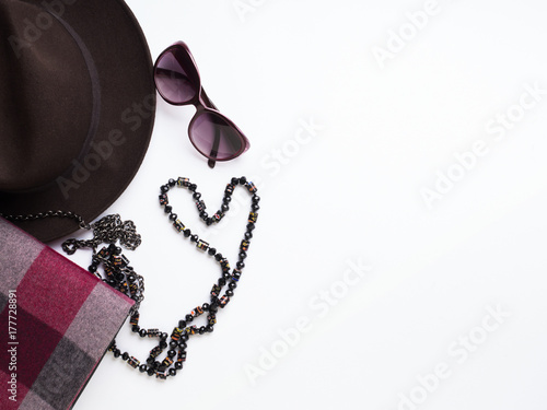 Zdjęcie XXL Płaskie leżało z damską kopertówką, kapeluszem, okularami przeciwsłonecznymi, naszyjnikiem. Jesienne kolory akcesoria na białym tle