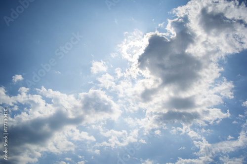 Plakat Niebieskie niebo z chmurami