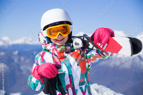 Plakat dziewczyna na nartach alpejskich